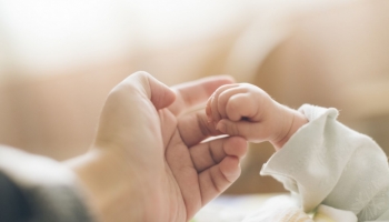 Рефлекси на новородено: 5 инстинкта, с които е родено вашето бебе 